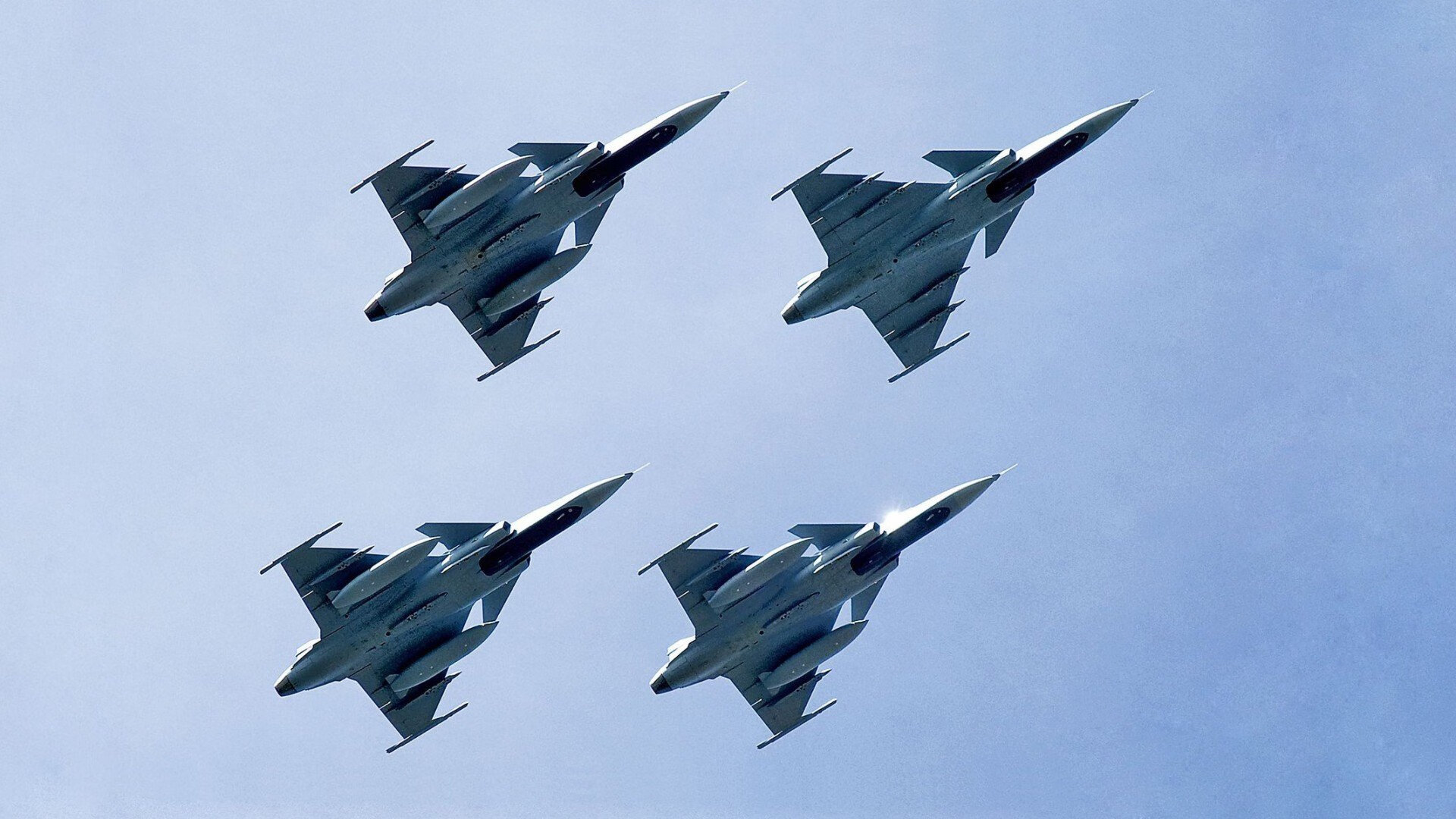 激烈对抗在场上上演,球员们拼尽全力,激烈的对抗英文